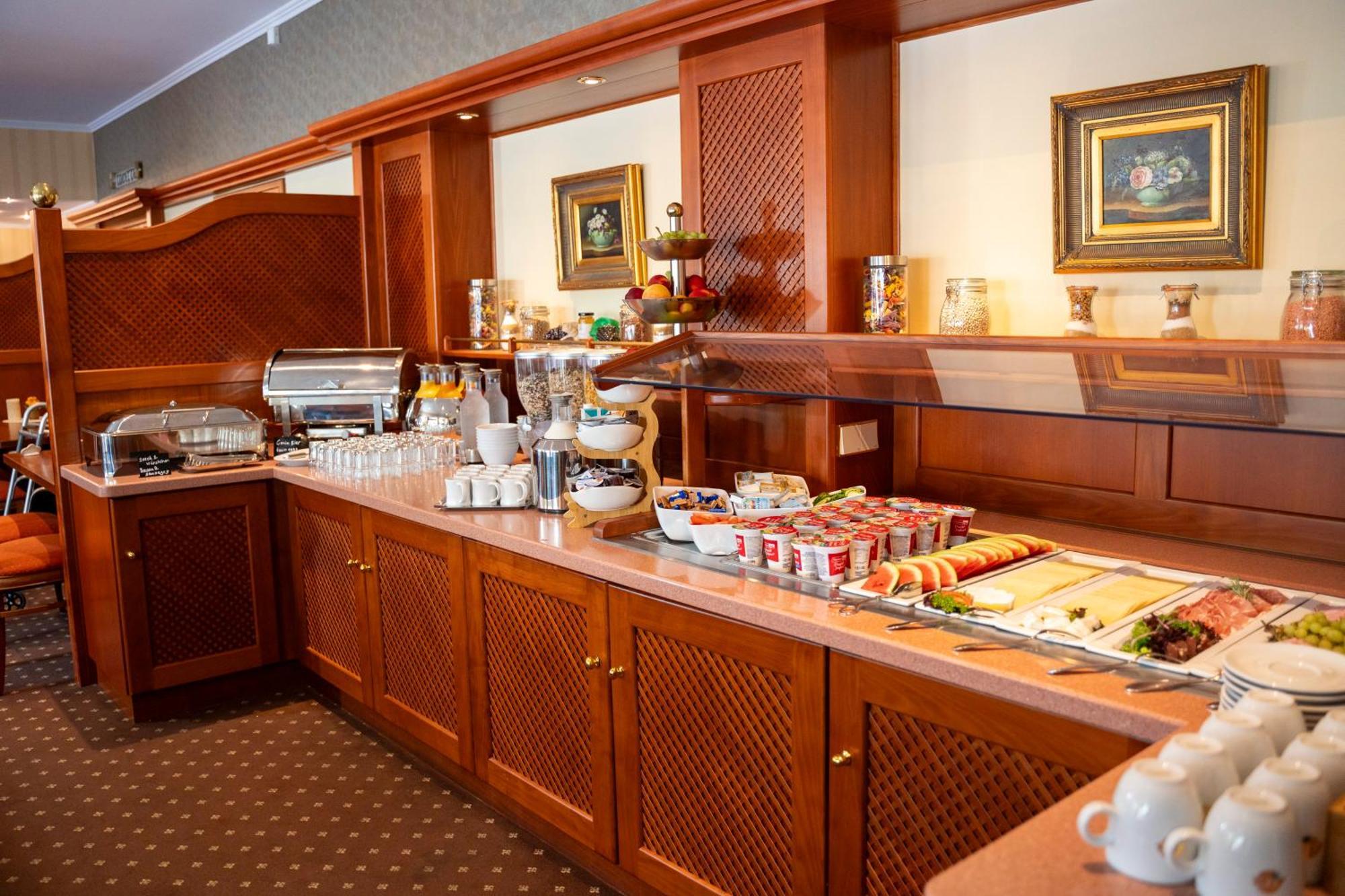 Hotel Unter Den Linden 로데스하임암라인 외부 사진
