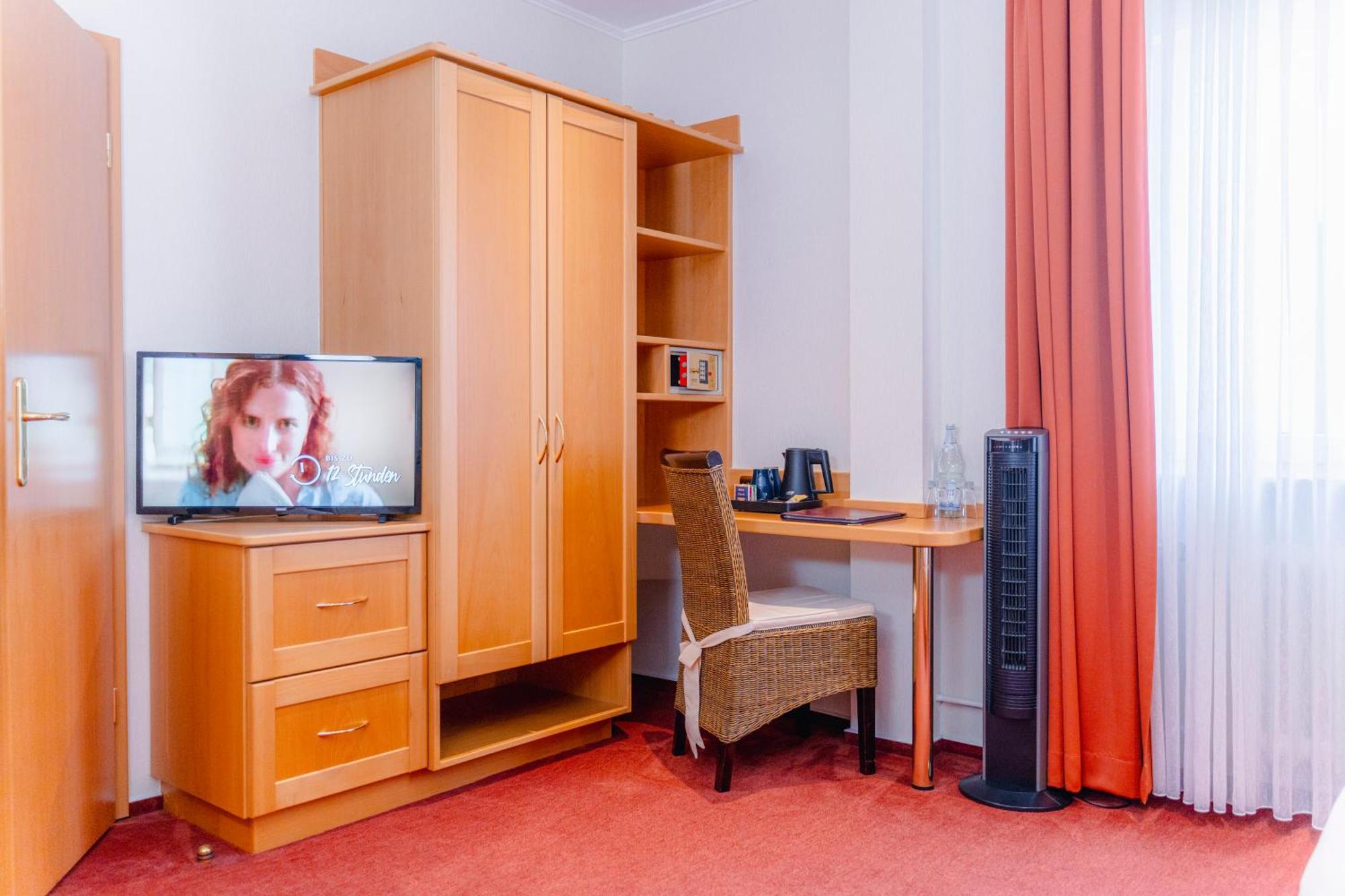 Hotel Unter Den Linden 로데스하임암라인 외부 사진