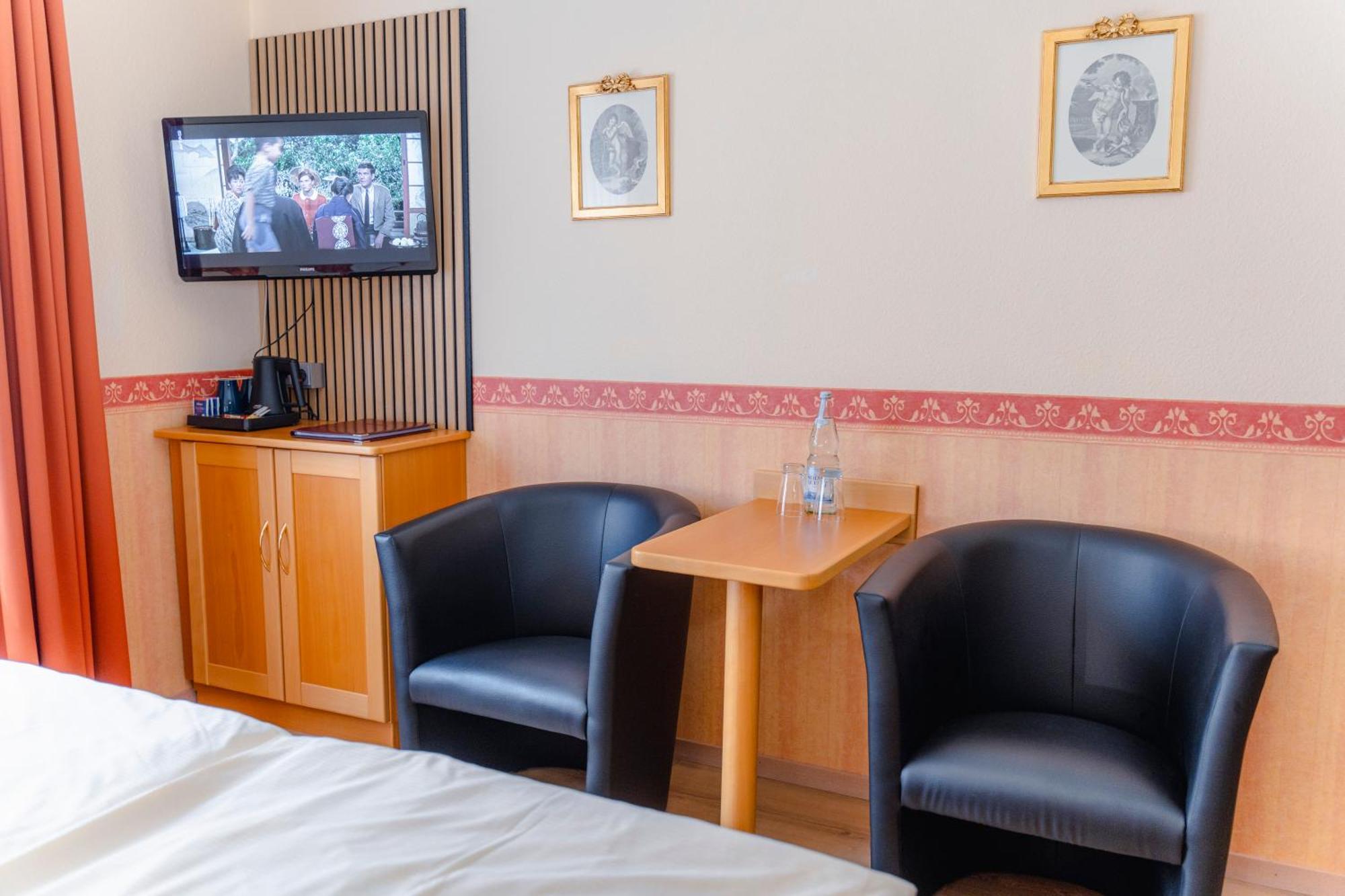 Hotel Unter Den Linden 로데스하임암라인 외부 사진